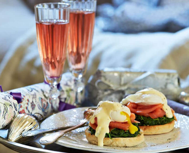 Poached Eggs with Spinach and Smoked Salmon Christmas